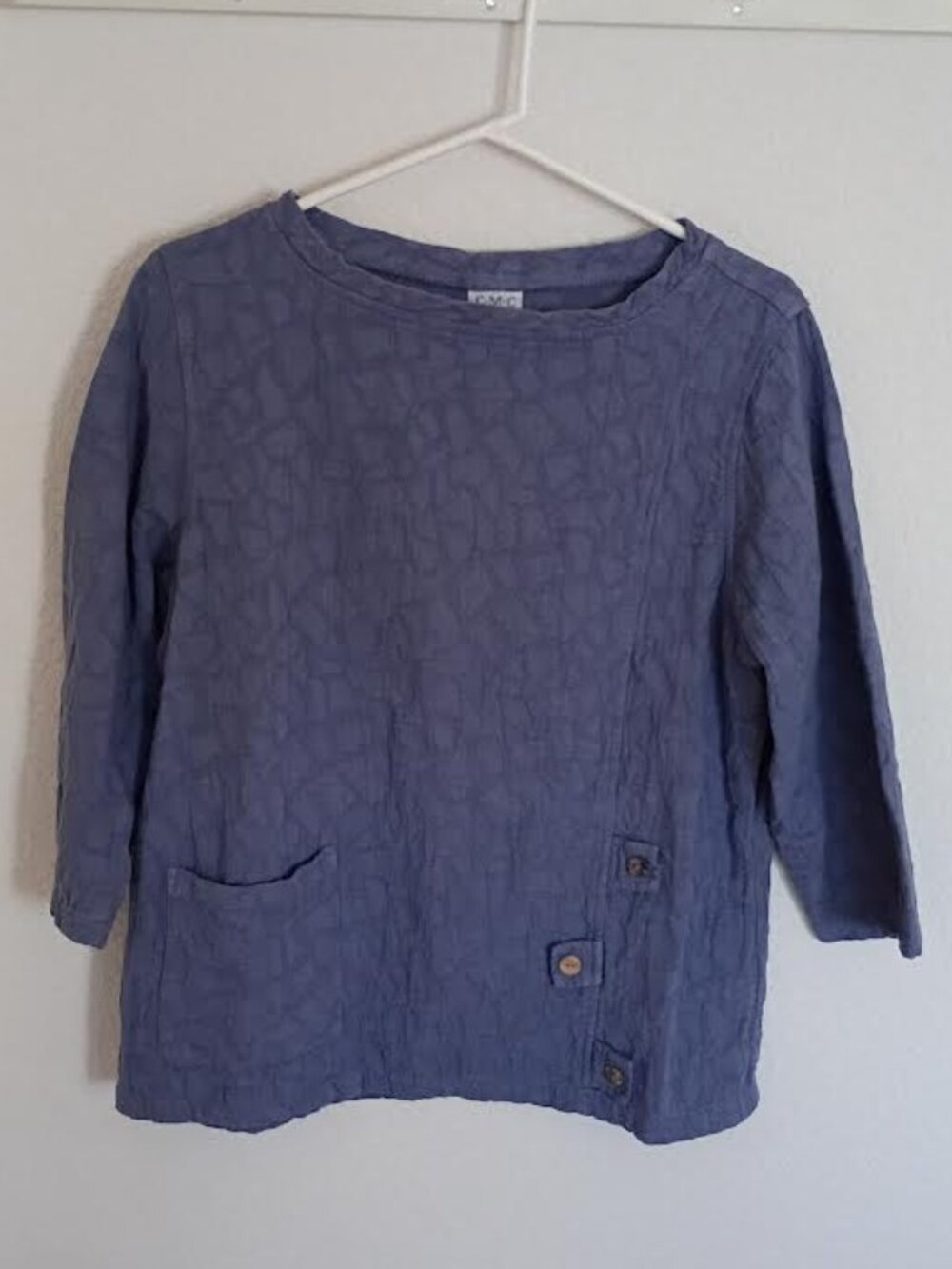 CMC MADE IN USA WOMEN'S TOP PERIWINKLE 3/4 SLEEVE FRONT POCKET BUTTON DETAIL MED